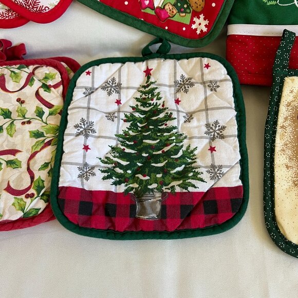 Set Of Christmas Kitchen Linens & Accessories Including Oven Mitts Pot Holders T - Picture 8 of 9